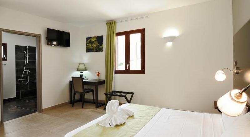 Tama Hotel Saint-Gilles Les Bains Exterior photo